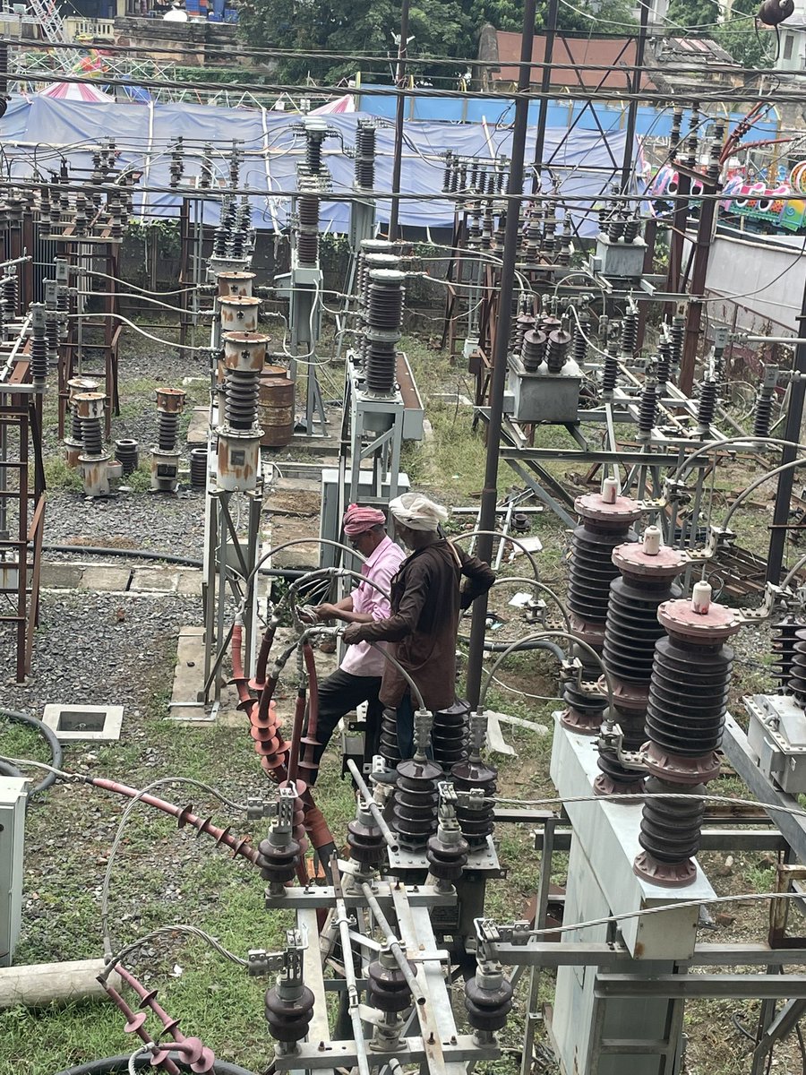 iamVikas97's tweet photo. No safety equipments. No harness. That’s 20 year of Sushan for you. @NitishKumar @narendramodi 
#patna #patnapowercut https://t.co/VsKTuluvRC