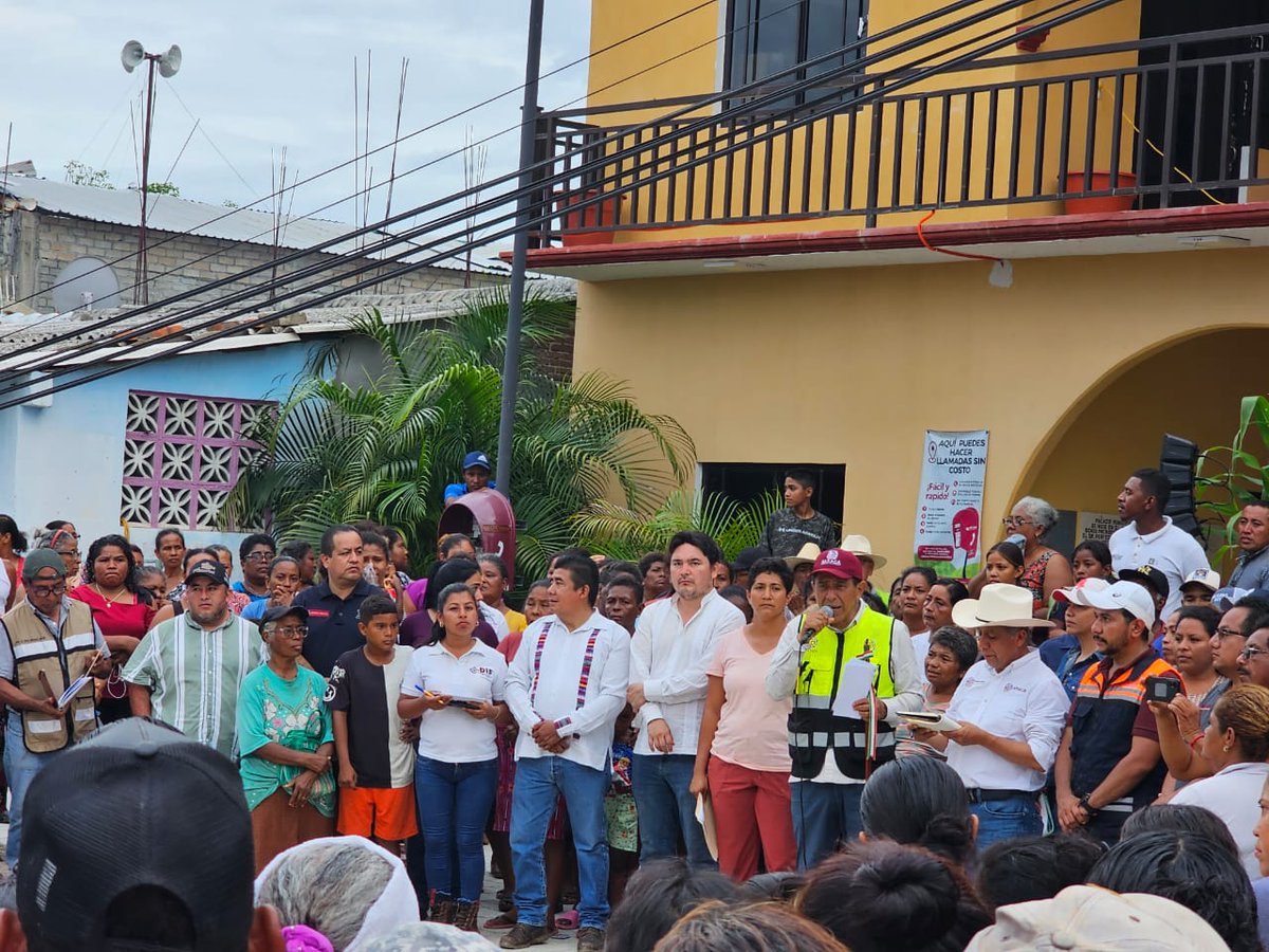 ToryLopezS's tweet photo. En la región de la #Costa tras el paso del Huracán Erick acompañamos este día a nuestro Gobernador @salomonj en su recorrido por los Municipios de Santiago Llano Grande, San José Estancia Grande, Santo Domingo Armenta, asi como en las localidades de Lagunillas, Tamarindo y el Ciruelo pertenecientes a Pinotepa Nacional.

La @PolVial_GobOax mantiene presencia de #SeguridadVial y #ProximidadSocial contribuyendo al retiro de ramas de árboles caídos, así como trabajando de manera interinstitucional en auxilio a la población afectada por el paso de este fenómeno natural.

#EstamosEnTerritorio