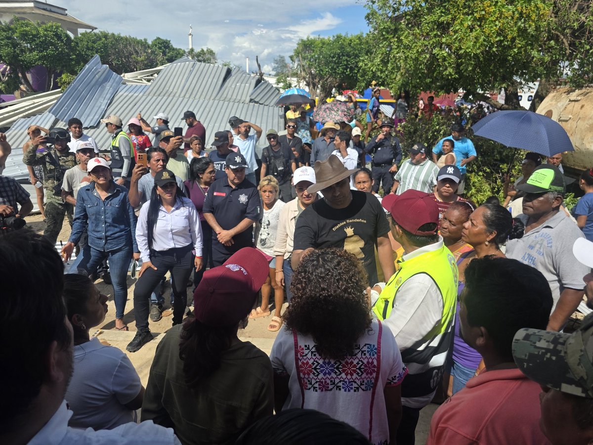 ToryLopezS's tweet photo. En la región de la #Costa tras el paso del Huracán Erick acompañamos este día a nuestro Gobernador @salomonj en su recorrido por los Municipios de Santiago Llano Grande, San José Estancia Grande, Santo Domingo Armenta, asi como en las localidades de Lagunillas, Tamarindo y el Ciruelo pertenecientes a Pinotepa Nacional.

La @PolVial_GobOax mantiene presencia de #SeguridadVial y #ProximidadSocial contribuyendo al retiro de ramas de árboles caídos, así como trabajando de manera interinstitucional en auxilio a la población afectada por el paso de este fenómeno natural.

#EstamosEnTerritorio