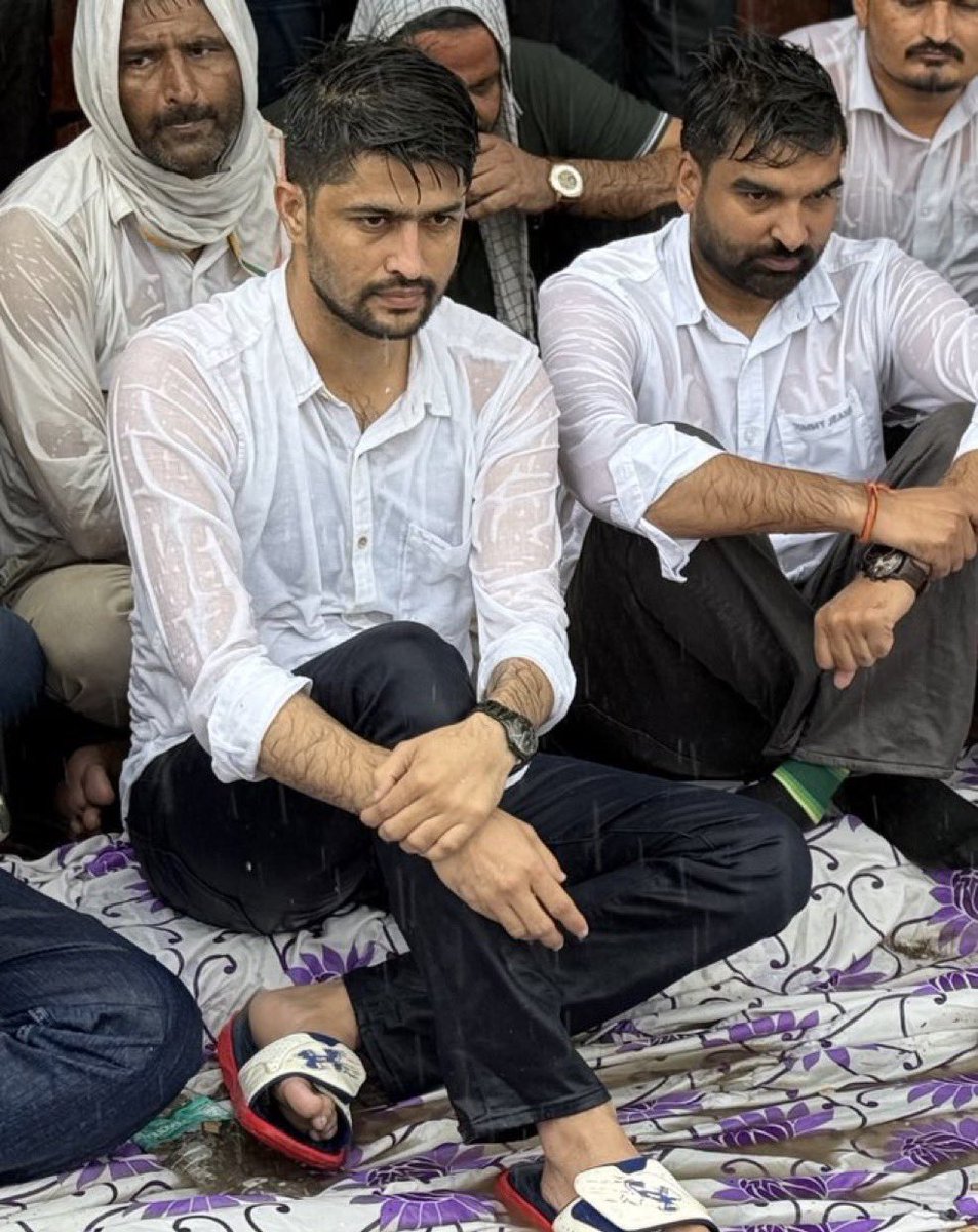 ratanac81230688's tweet photo. निर्मल चौधरी @NSUI के राष्ट्रीय महासचिव है कल से पुलिस हिरासत में है लेकिन राष्ट्रीय NSUI और प्रदेश NSUI पूरी तरीके से गायब है 

राहुल गांधी जी कन्हैया कुमार जी कृपया राजस्थान के लोकप्रिय अध्यक्ष निर्मल चौधरी के मामले पर संज्ञान में लेवे।
@RahulGandhi
@kanhaiyakumar 
@NirmlChoudhary