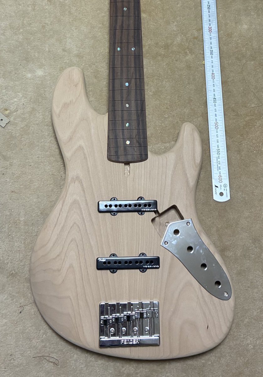 パーツ類。床汚いけど