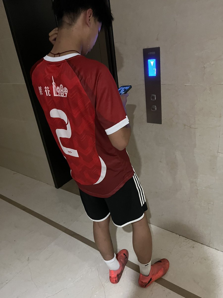 【故事汇】
足球体育生男大是个敏感🐔！
🐔特别敏感！所有的都玩了接吻舔全身，放的开所以就很爽😍
一共🐍两次，🐍超级多，喷射的那种，果然体育生还是有实力！
他踢完球直接来找我的，球鞋和袜子味道超棒！是我喜欢的味道！全身都是汗，好咸😂😂约好下周末再来一次，到时再更新
球袜预定哦宝子们！