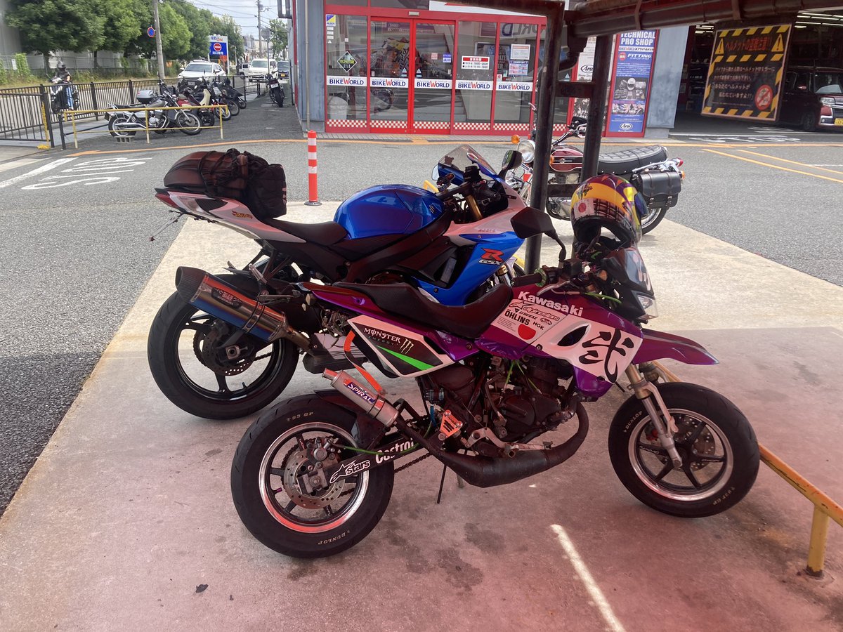 Sc57I's tweet photo. 土日は買い物もラーメン屋も混む…😇ので久方ぶりにバイワへ🏍
こーじさんとたけぽんさんに偶然遭遇✨
日向で話してるだけで滝汗(;°;ω;°;)でも楽しいひと時でしたヾ(*´∀｀*)ﾉ
平日とは違い色んなバイクも観れて眼福でした✨✨ #KSR50 #KSR80 https://t.co/hmJHWRjFSX
