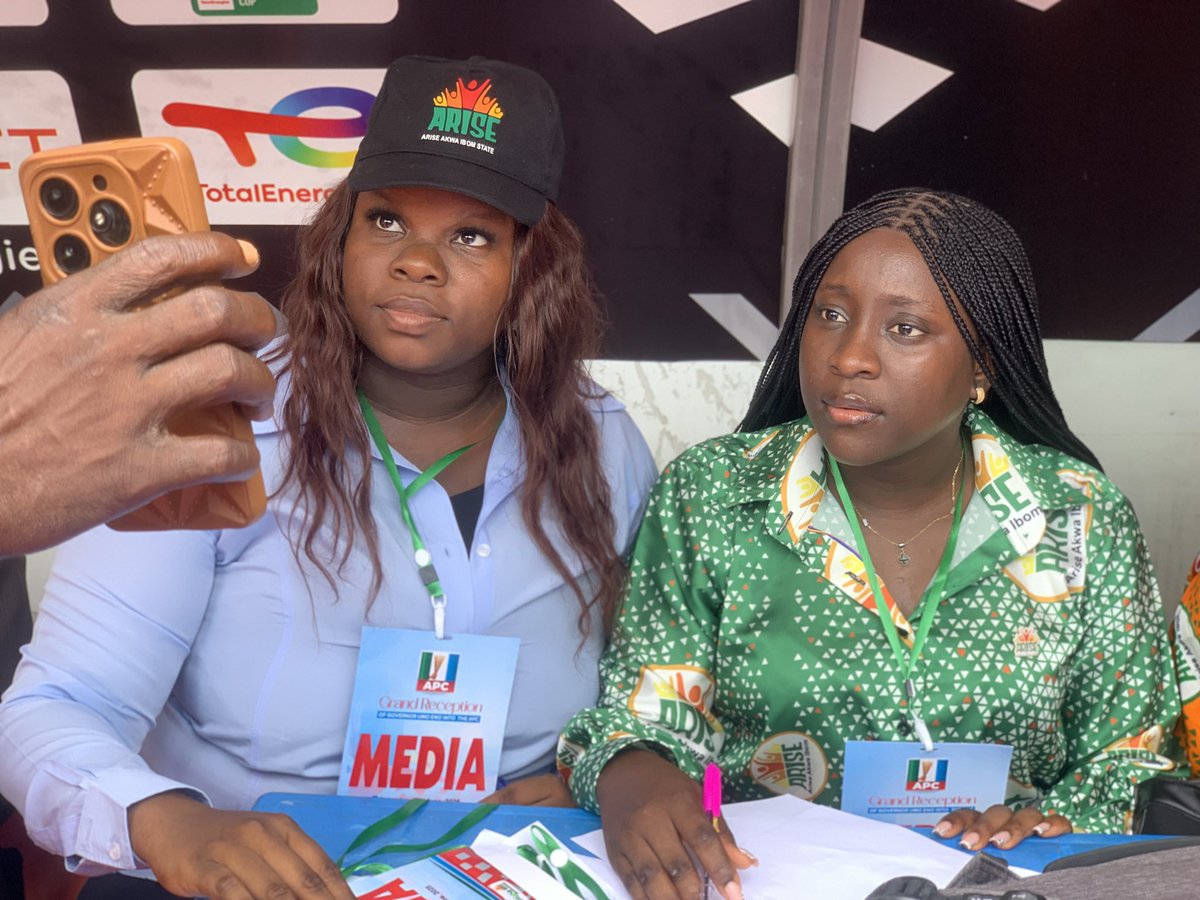 MaryEtim118816's tweet photo. A significant day in Akwa Ibom’s political journey.
The Governor @_PastorUmoEno’s grand reception into the APC drew leaders from across the country.
As a media practitioner, it was a privilege to witness and document it.✨
#GovernorUmoEno #AkwaIbom #MediaPerspective https://t.co/Lfp7aZJleJ