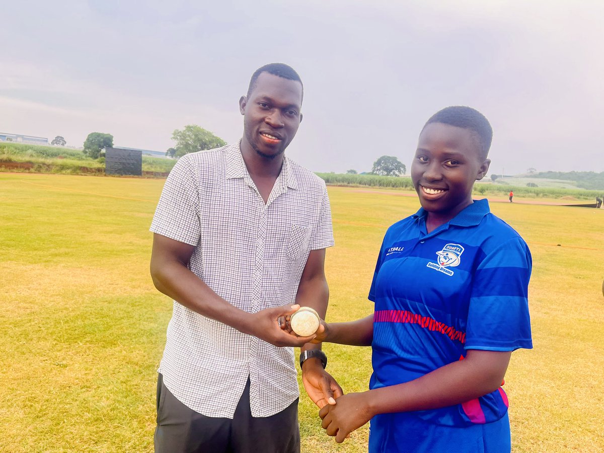 𝐌𝐀𝐈𝐃𝐄𝐍 𝐅𝐈𝐅𝐄𝐑 🎯 

Devine Gabriella Nyamer grabbed a maiden fifer — 5/9 in 4 overs — as Olila beat Mukono Development by 93 runs, sealing the double

The Form One student now sits 2nd on the wickets chart with 14, just behind Lorna

#BuildingDreams