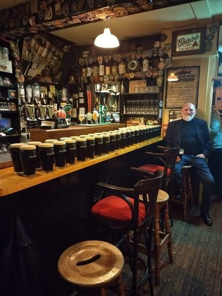 #WorldMusicDay #blackgoldofthesun #stout #flautistabirrero De cómo celebrar el Día Mundial de la Música en Irlanda. Matt Molloy's Pub en Westport, County Mayo. Matt tiene por costumbre sumarse a los Chieftains con su endiablada flauta y embelesar a los insaciables adictos que
