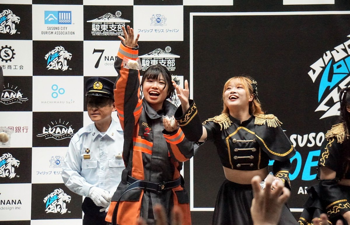 yoguoMk2's tweet image. 投げ方にも個性が出ていてオモロかった♪
 (   ･᷄ὢ･᷅ )╮=͟͟͞͞

#アーティストによる餅まき