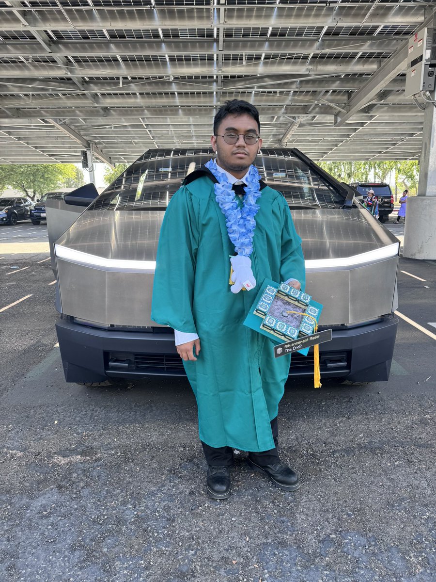 ledesma_lynn's tweet photo. Congratulations to my son Joshua Key Labra ( College Graduation) 🎉🥳👏🎊🙌🍾🥂🙏🏼 https://t.co/sYKoGvk20S