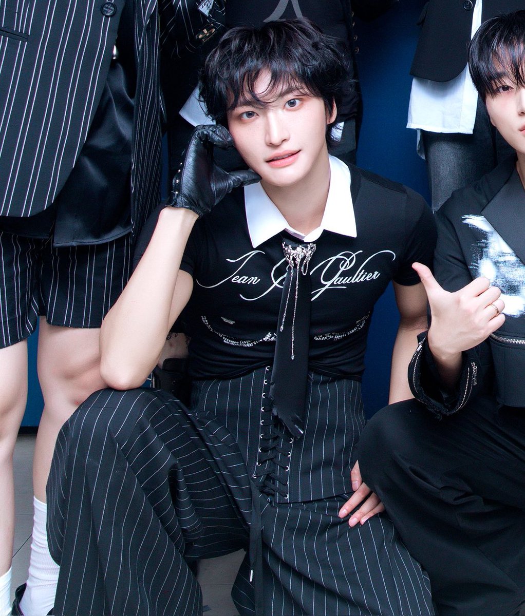 SEONGHWA’S OUTFIT AND HAIR OMG