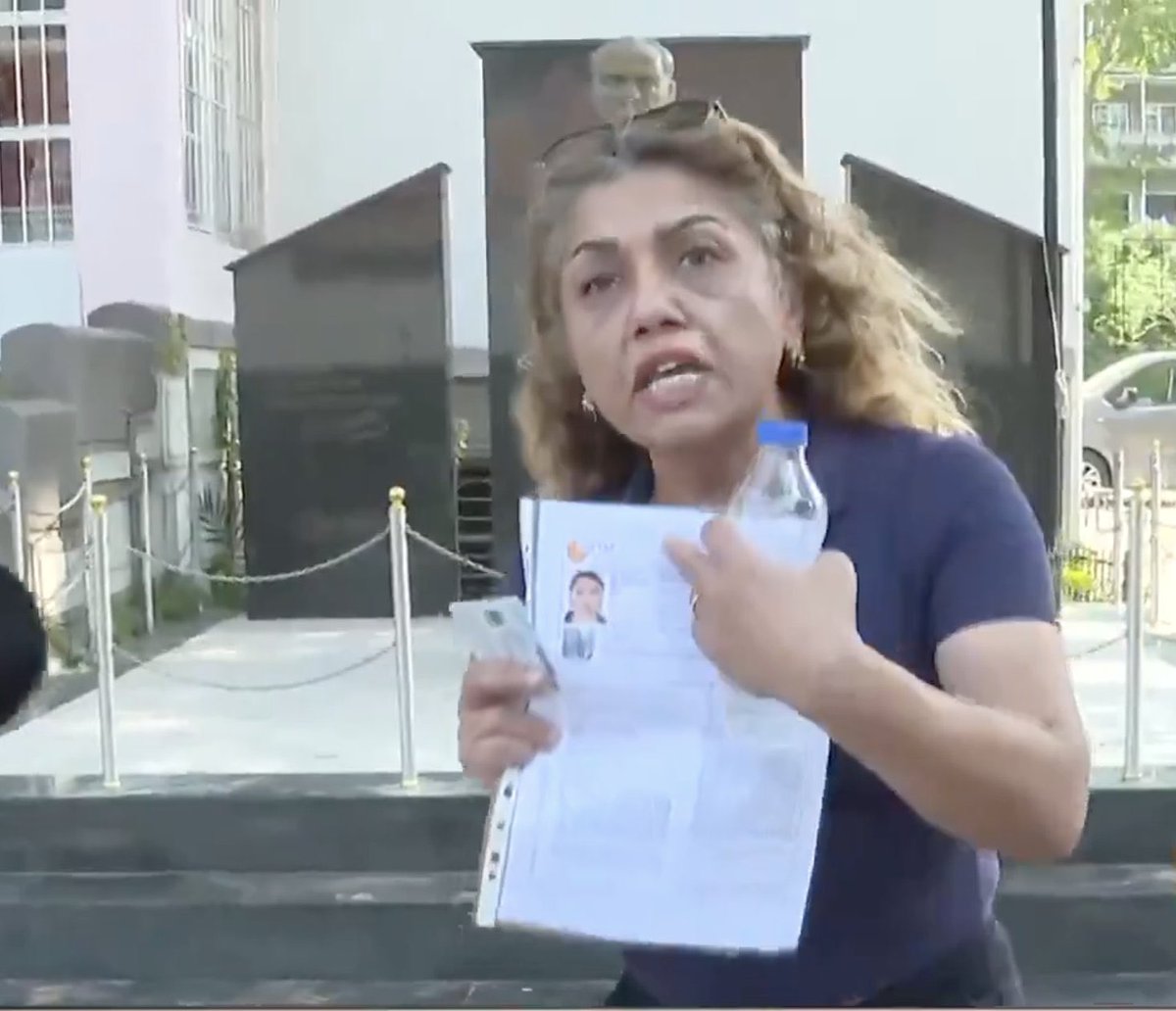 Sınava geç kalan bir aday: "Kağıda 10.15 yazıyorsunuz, ben ona göre geldim.

Böyle bir sistem yok." dedi.

(Elinde tuttuğu kâğıtta kaçta orada olması gerektiği yazıyor halbuki.)