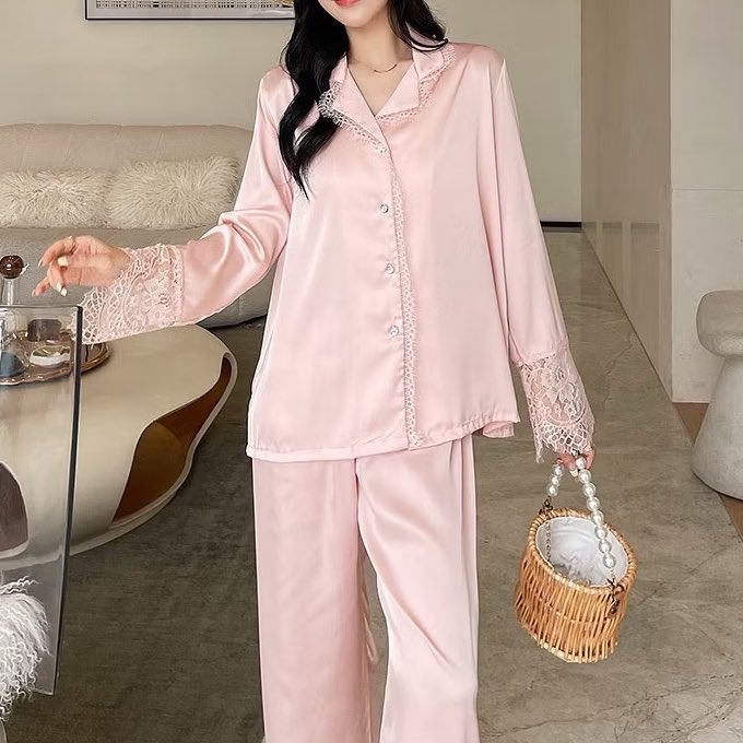 lilymaisarahhh's tweet photo. Lurve bethol this kind of loose &amp; comfy pajamas with lace, siap nampak cutesy &amp; demure sekali ek. Suka sangattt 😍🥰 https://t.co/AVHg5bE3bI