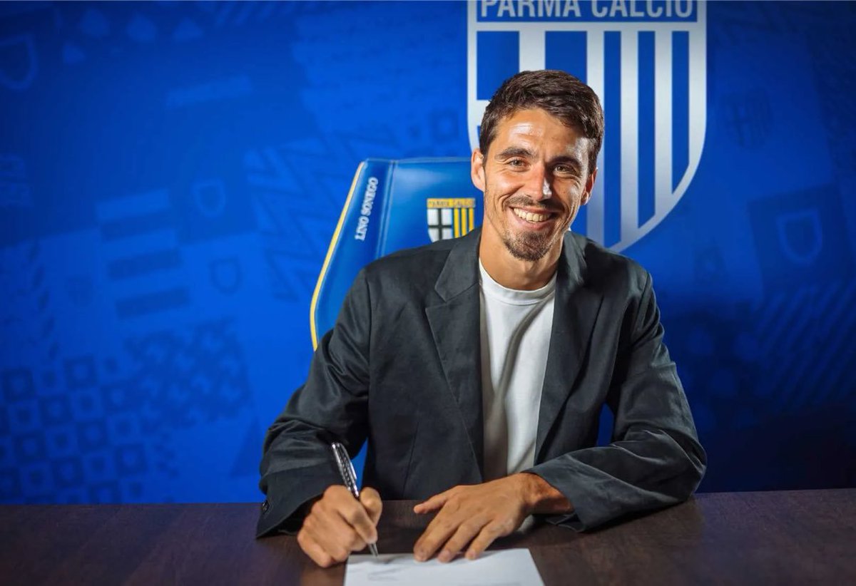 OFICIAL. Parma ha contratado al asistente tecnico, procedente del Arsenal, Carlos Cuesta como nuevo director tecnico del club, firmando por 2 temporadas hasta Junio del 2027. El entrenador Español se convertiria en el director tecnico más joven de las 5 ligas Europeas (29 Años).
