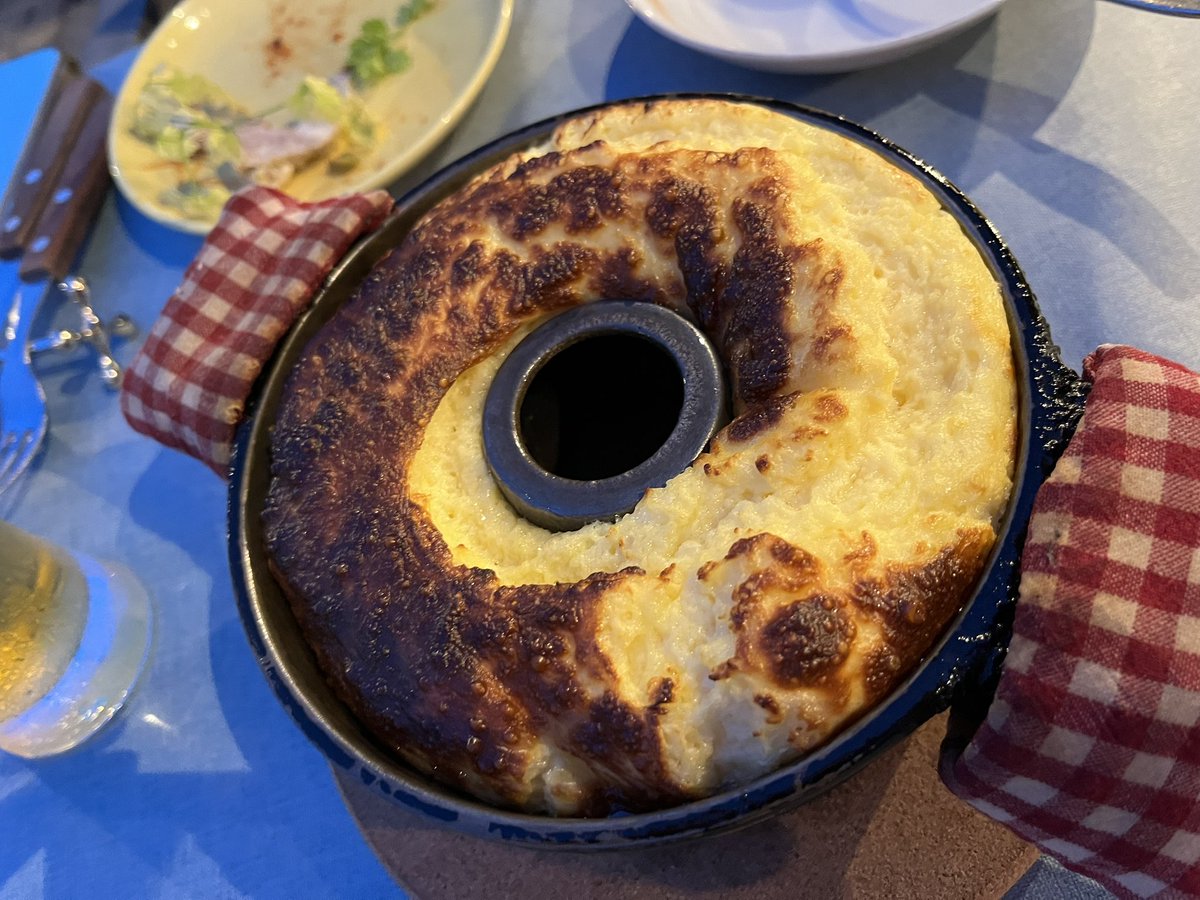 昨日ちょっと京都で用事があったので、梅雨がどこかに行っちゃった事だし早々と鴨川の納涼床でご飯食べて来ました。
スタートが19時なのにこの明るさです、写真はおすすめのスフレ。ふわふわ。