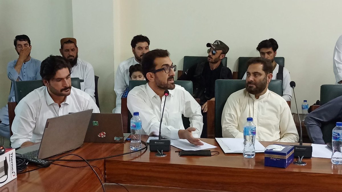 سیدو میڈیکل کالج میں آج کا جرگہ شعبہ صحت میں اصلاحات کے لیے عوامی مشاورت کی ایک بڑی پیش رفت ہے۔ ڈسٹرکٹ ہیڈکوارٹر ہسپتال کو محکمہ صحت کے ماتحت رکھنا اور صرف تدریسی ہسپتال میں ایم ٹی آئی ایکٹ کے نفاذ پر اتفاق ہوا

1/2

#InsafDoctorsForum #IDFKPUpdates #InsafDoctorsForumSwat