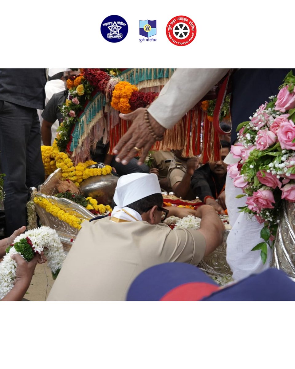 CPPuneCity's tweet image. बा विठ्ठला वारकऱ्यांच्या रुपात तुझी सेवा करण्याची संधी आम्हाला मिळाली हे पूर्वजन्माचे पुण्य

संत ज्ञानेश्वर महाराज आणि जगद्गुरु संत तुकाराम महाराज यांच्या पालखी सोहळ्यासह समस्त वारकरी आज पुण्यातून श्री क्षेत्र पंढरीच्या दिशेने मार्गस्थ होताना मन भरून आले.
#Wari2025 #PunePolice