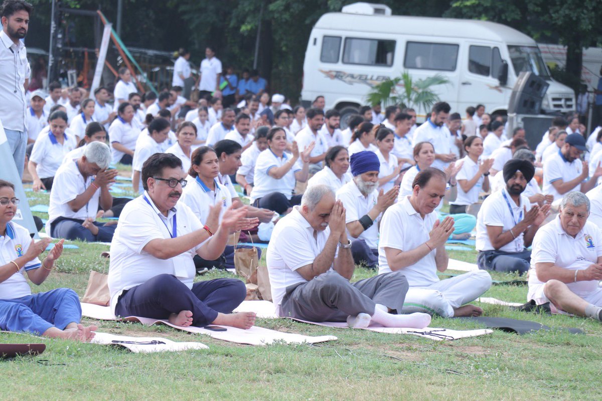 MoHFW_INDIA's tweet photo. #IDY2025 | PGIMER Chandigarh observed #InternationalDayOfYoga with active participation by faculty, staff, and students, promoting yoga as a foundation for holistic health and well-being. 

#YogaForOneEarthOneHealth https://t.co/Qe1tbFuCCp