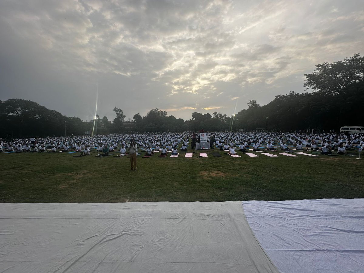 MoHFW_INDIA's tweet photo. #IDY2025 | PGIMER Chandigarh observed #InternationalDayOfYoga with active participation by faculty, staff, and students, promoting yoga as a foundation for holistic health and well-being. 

#YogaForOneEarthOneHealth https://t.co/Qe1tbFuCCp