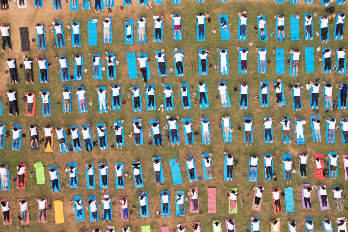 MoHFW_INDIA's tweet photo. #IDY2025 | PGIMER Chandigarh observed #InternationalDayOfYoga with active participation by faculty, staff, and students, promoting yoga as a foundation for holistic health and well-being. 

#YogaForOneEarthOneHealth https://t.co/Qe1tbFuCCp