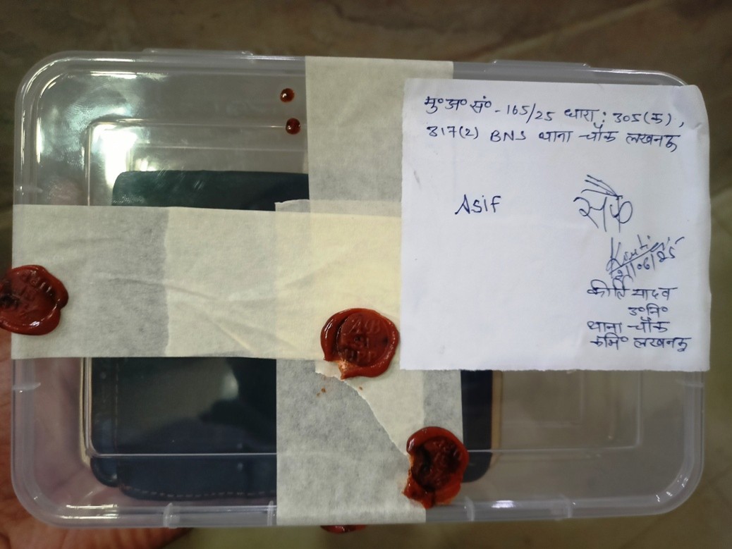 AkilJournalist's tweet photo. #लखनऊ 

#पश्चिमी #जोन के थाना चौक के तेजतर्रार पुलगामा चौकी #इंचार्ज #भूपेंद्र #सिंह द्वारा चोरी करने वाले दो अभियुक्त को अलग-अलग जगह से 12 घंटे के अंदर तत्काल गिरफ्तार करके दिखाया उनको हवालात का रास्ता।@Uppolice @lkopolice @LkoCp @dgpup @LoJcp https://t.co/JetORE5CiW