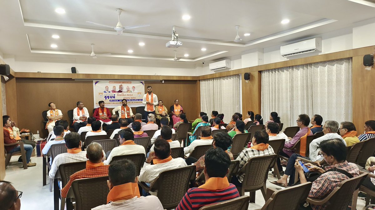 Hiteshchaudhari's tweet photo. આદરણીય વડાપ્રધાન શ્રી @narendramodi સાહેબની કેન્દ્ર સરકારના સેવા, સુસાશન અને ગરીબ કલ્યાણના ૧૧ વર્ષ પૂર્ણ થવાના અવસરે પાટણ વિધાનસભા ક્ષેત્રના પાટણ અને સરસ્વતી તાલુકા તથા પાટણ શહેરમાં વિકસિત ભારત સંકલ્પ સભાઓ યોજાઈ જેમાં ઉપસ્થિત રહી કેન્દ્ર સરકારના કાર્યો અંગે સંવાદ કર્યો..!! https://t.co/zwNP3GbBFe