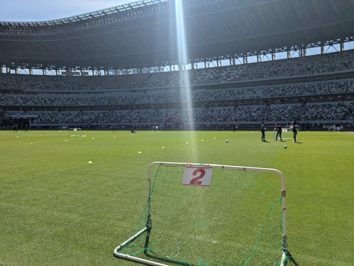 jfa_kids's tweet photo. まもなく午後の部が始まります！
午後も気温が高いので、水分をたくさんとってサッカーを楽しんでください！
引き続き #内田篤人 キャプテン、 #川澄奈穂美 選手、 #エースバーン に参加いただきます！ #ボーネルンド の遊び場にも来てね！
#JFAユニクロサッカーキッズ https://t.co/DMf1tmD2bU