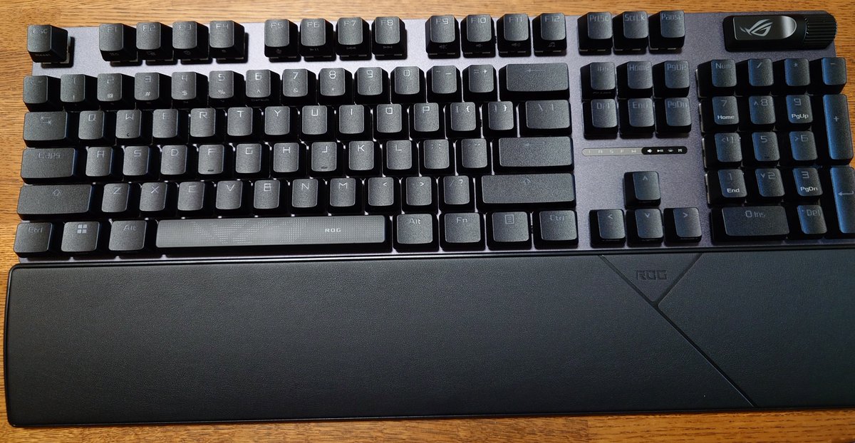 fr1p_S1d5_Ax10N's tweet photo. 昨日 #ROGDAY に参加して
スイッチのスワップが意外と簡単に出来る事
キーボードのカスタマイズの楽しさを体験した事で
スワップ対応のキーボードが欲しい!!
となり、買いました💪( ˙꒳˙💪 )
ROG STRIX SCOPE II X!
ずっと前から大切に使ってるROG GAMING KEYCAP SETも付けた!
#我が家のROG https://t.co/7CDpW2GcUI