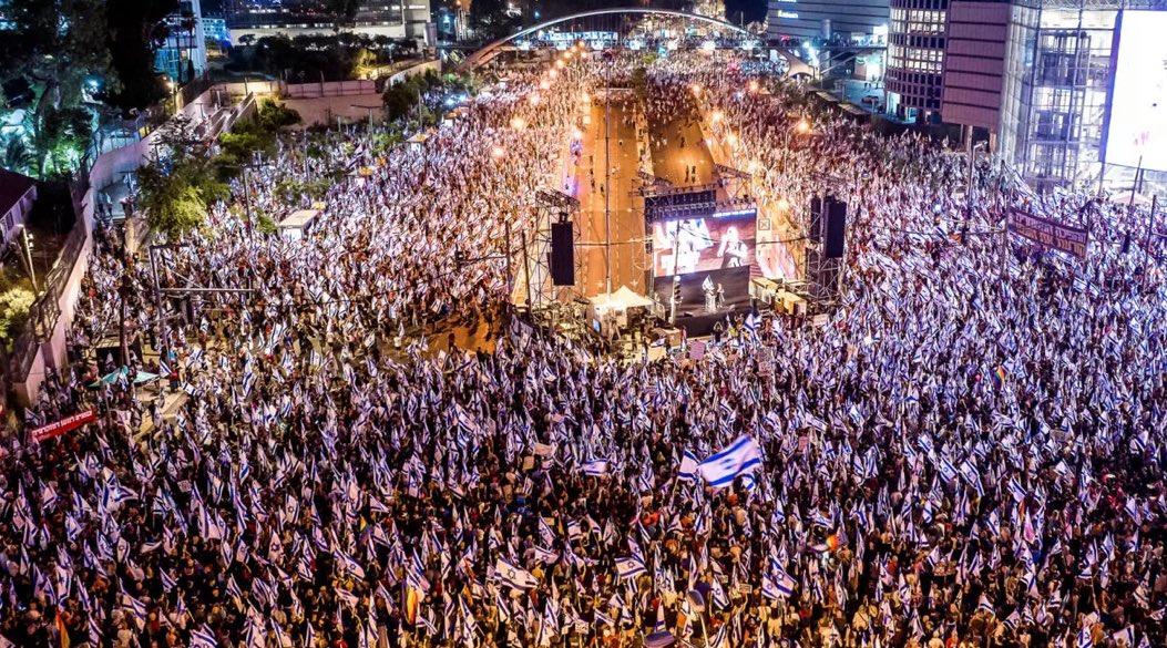 MagistraThor's tweet image. En 2023 el gobierno de Israel acometiò unas reformas del poder judicial, que debilitaban la independencia judicial y el estado de derecho. Las protestas por la reforma judicial israelí se consideraron como las mayores protestas en Israel desde su independencia en 1948.…