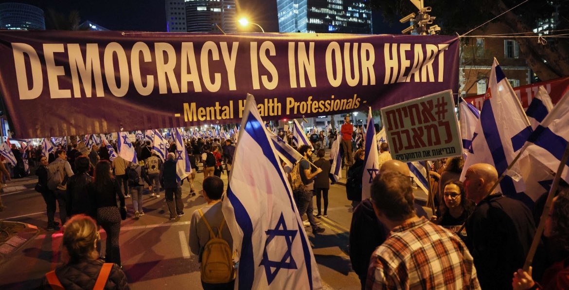 MagistraThor's tweet image. En 2023 el gobierno de Israel acometiò unas reformas del poder judicial, que debilitaban la independencia judicial y el estado de derecho. Las protestas por la reforma judicial israelí se consideraron como las mayores protestas en Israel desde su independencia en 1948.…