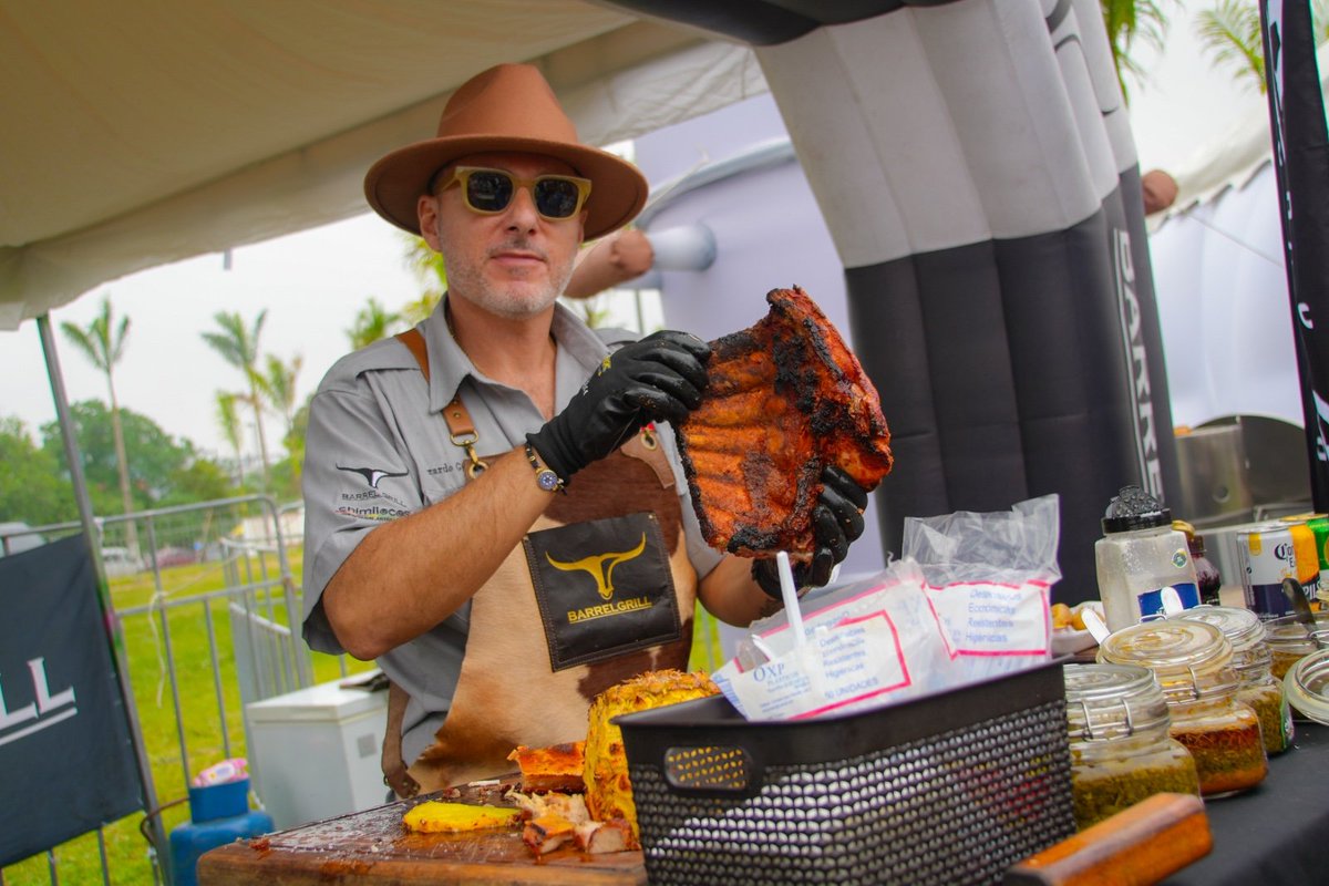 GADsantodomingo's tweet photo. ¡Casa llena en el MRS. FEST! 🥩🔥🍗 El evento gastronómico más importante de la región reunió a 22 restaurantes en el mega parque Jelen Tenka. La Municipalidad agradece a la empresa #Pronaca por la organización que permitió dinamizar la economía local.
#WilsonErazoAlcalde https://t.co/LIsPIQaQ1U