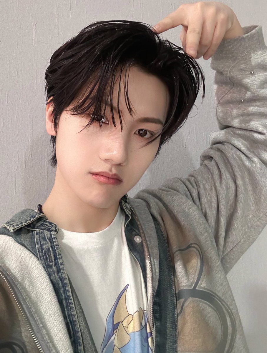 youdidth's tweet photo. Idk what did he do but it's cherry pose ig? 🍒 #WuHaoNiSelcaDay #WHNSD #WUHAO #우하오 #吴昊 #ウハオ https://t.co/77TkWcMhuA