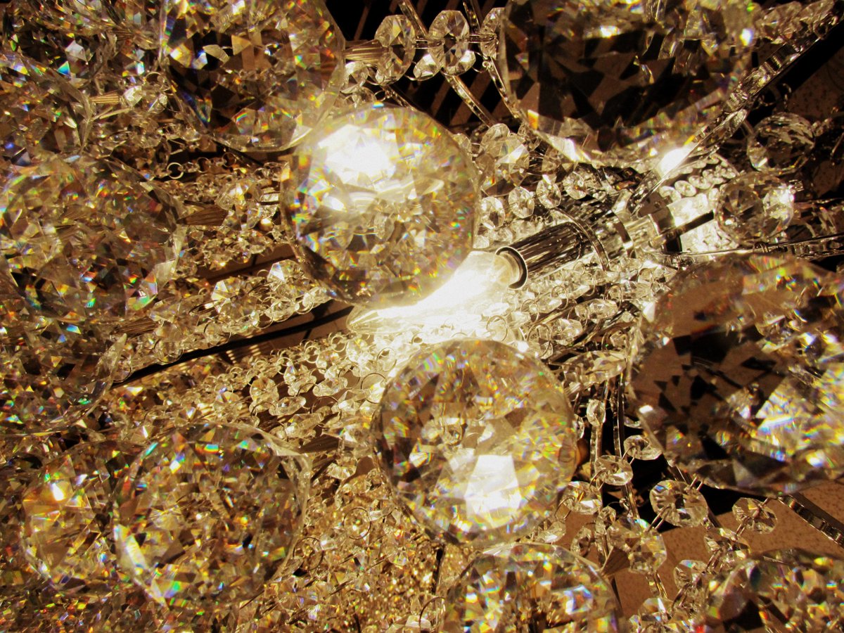 SwitchboardDon1's tweet photo. Isolating the sparkle at #livinglighting masonville. https://t.co/1Pue4NdfsZ