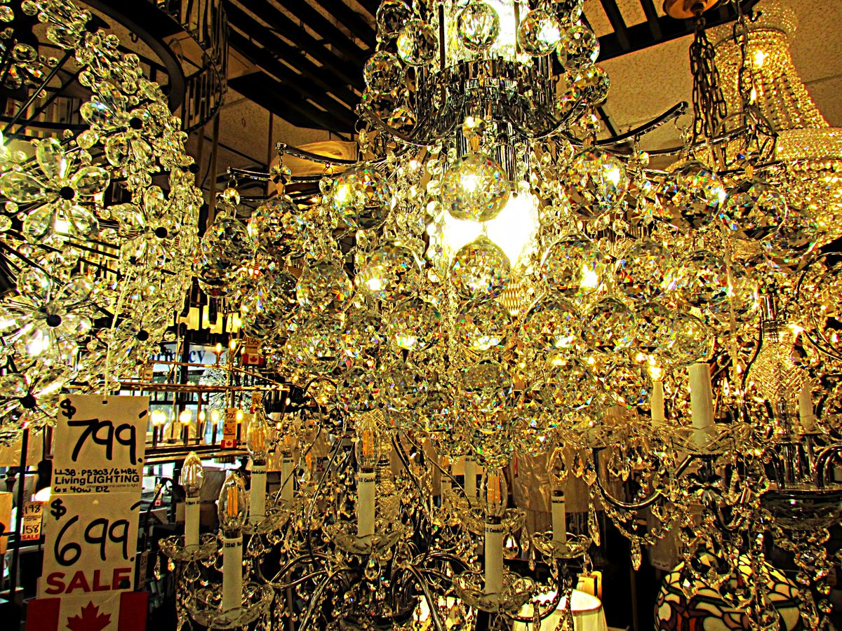 SwitchboardDon1's tweet photo. Isolating the sparkle at #livinglighting masonville. https://t.co/1Pue4NdfsZ