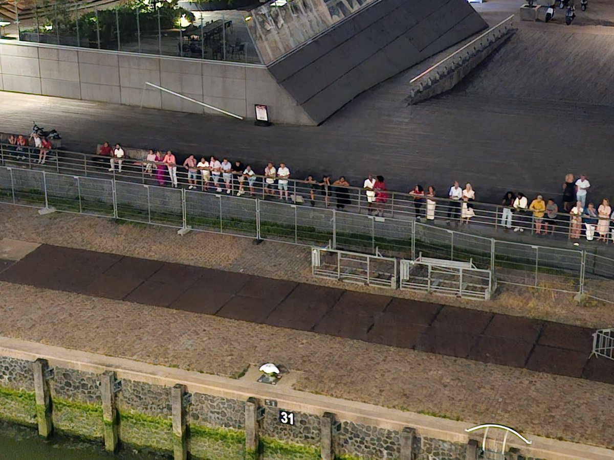 cbullocean46's tweet photo. Midnight arrival @CruisePortRTM & some people lining the shore as #QM2 cames alongside her birth.
#Rotterdam #Neverlands https://t.co/eL59PMhn35