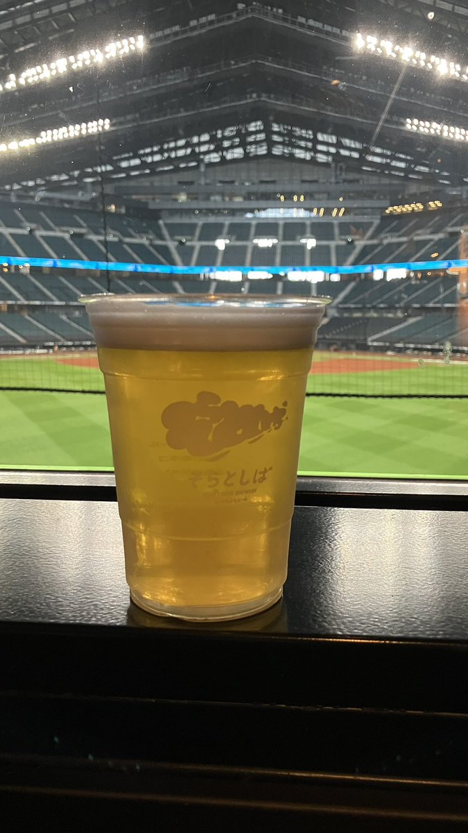 sunzup55's tweet photo. ずっと来たかった「そらとしば」でチル。1杯目は1階カウンターでplay ball ale、2杯目は2階ルーフトップでslugger stout
ルーフトップの開放感やばい
#RunForBeer #エスコンフィールド #Fビレッジハーフマラソン https://t.co/BEwsgr9g2d