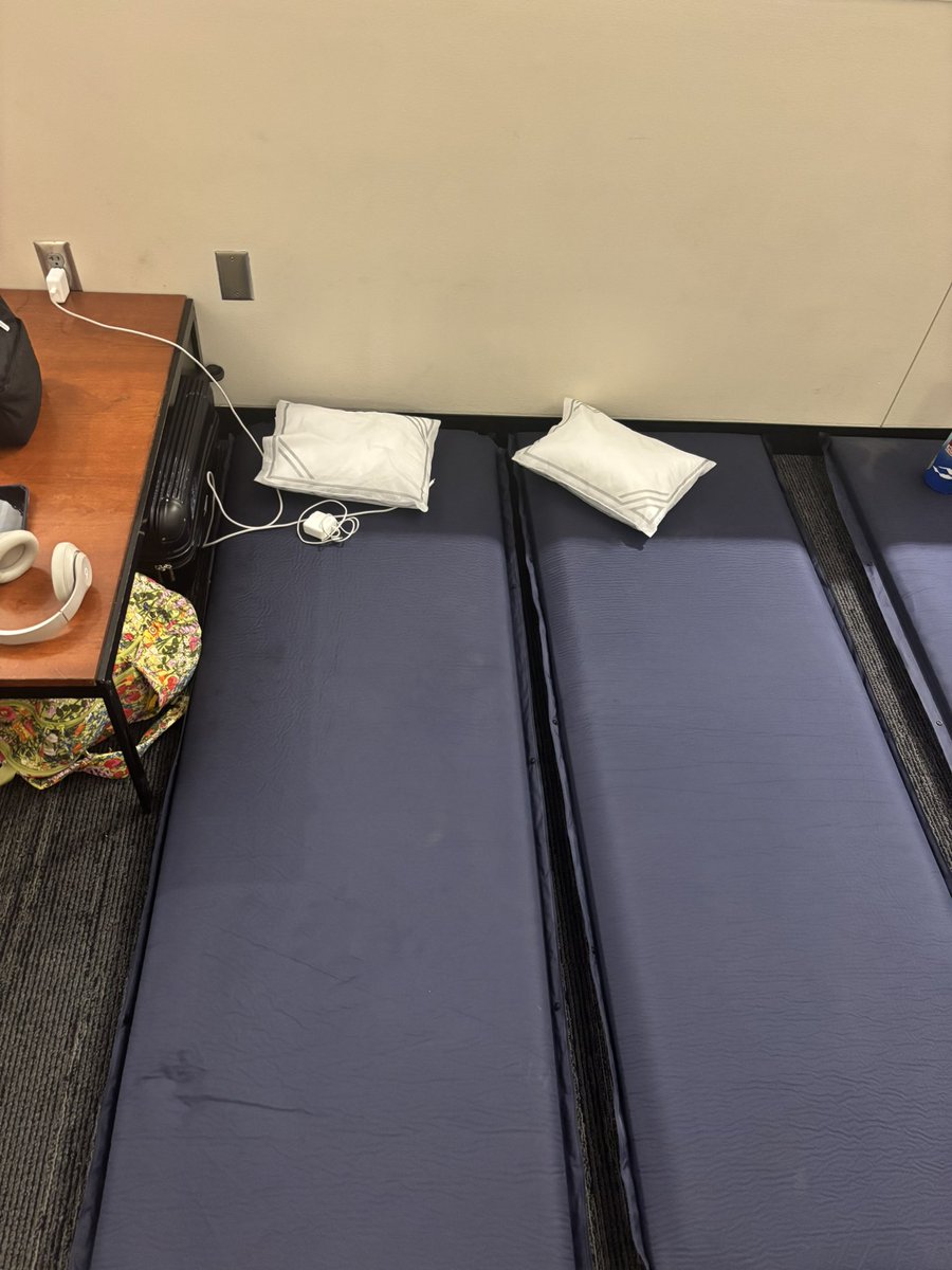 GizmoYaps's tweet photo. Hey Delta and MSP you pieces of shit! Thanks for comping my stay and flight for a 5 hour delayed “AC leak”. Fucking pathetic. It’s genuinely 80° in here and the staff could not be more incompetent. This is not hard. You’re a fucking international airport. Learn how to follow thru https://t.co/SIHVpdKEAo