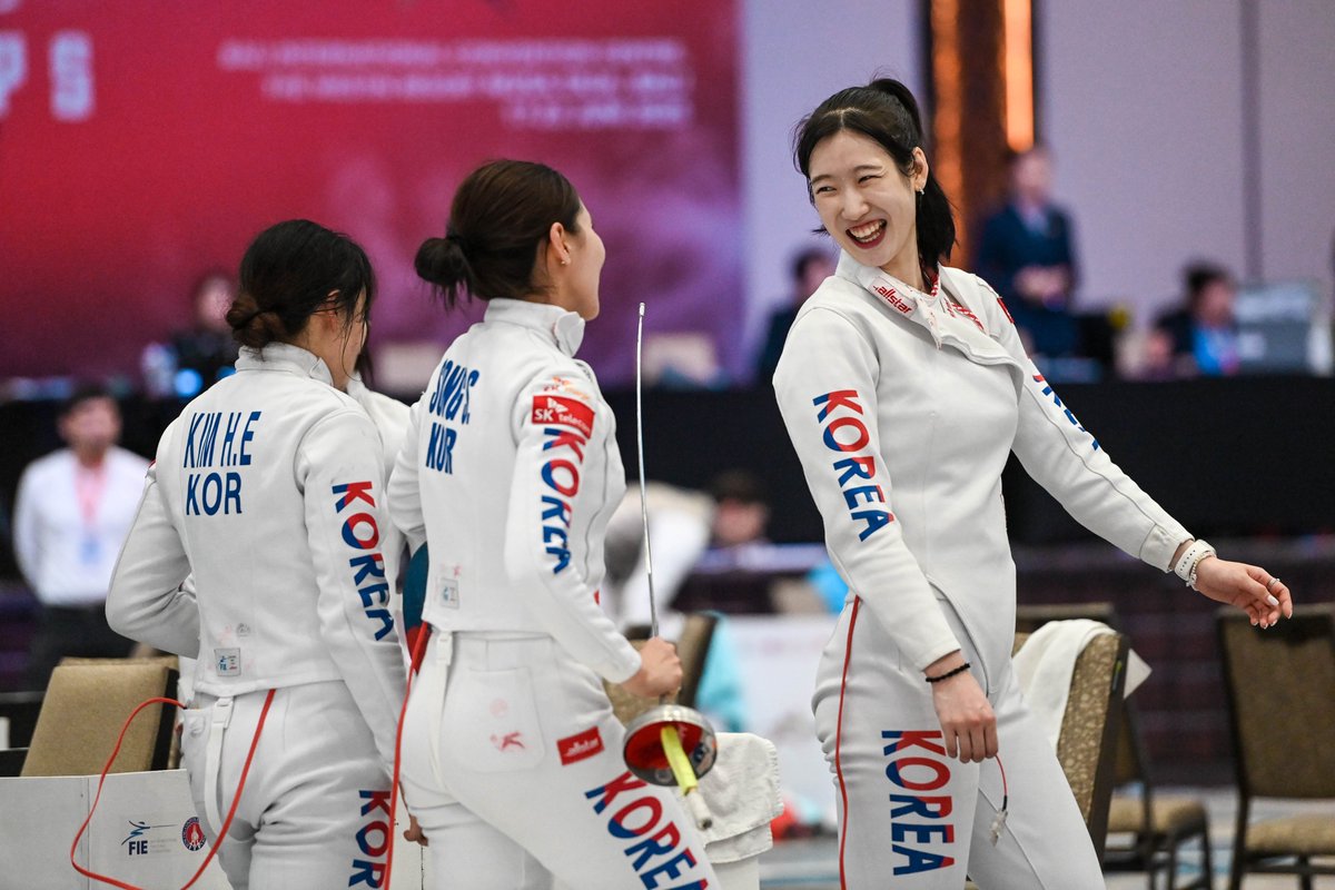 FIE_fencing's tweet photo. Day 6 at the 2025 Asian Fencing Championships in Bali! 🇮🇩 - Highlights from the Women’s Team Epee semi-finals!🤺
🇨🇳 China defeated 🇭🇰 Hong Kong China 45-31, while 🇰🇷 Korea overcame 🇯🇵 Japan 45-27 to reach the final! 💥🏆

Stay tuned:
📊 Full Results: https://t.co/BUAYuoCdip
📺 Watch live: https://t.co/qzLKm9Rva2

#fencing #escrime #esgrima #FIE #AsianChampionships #Bali2025 #Indonesia #zonalchampionships #epee
📸 Eva Pavia Gomes | #BizziTeam