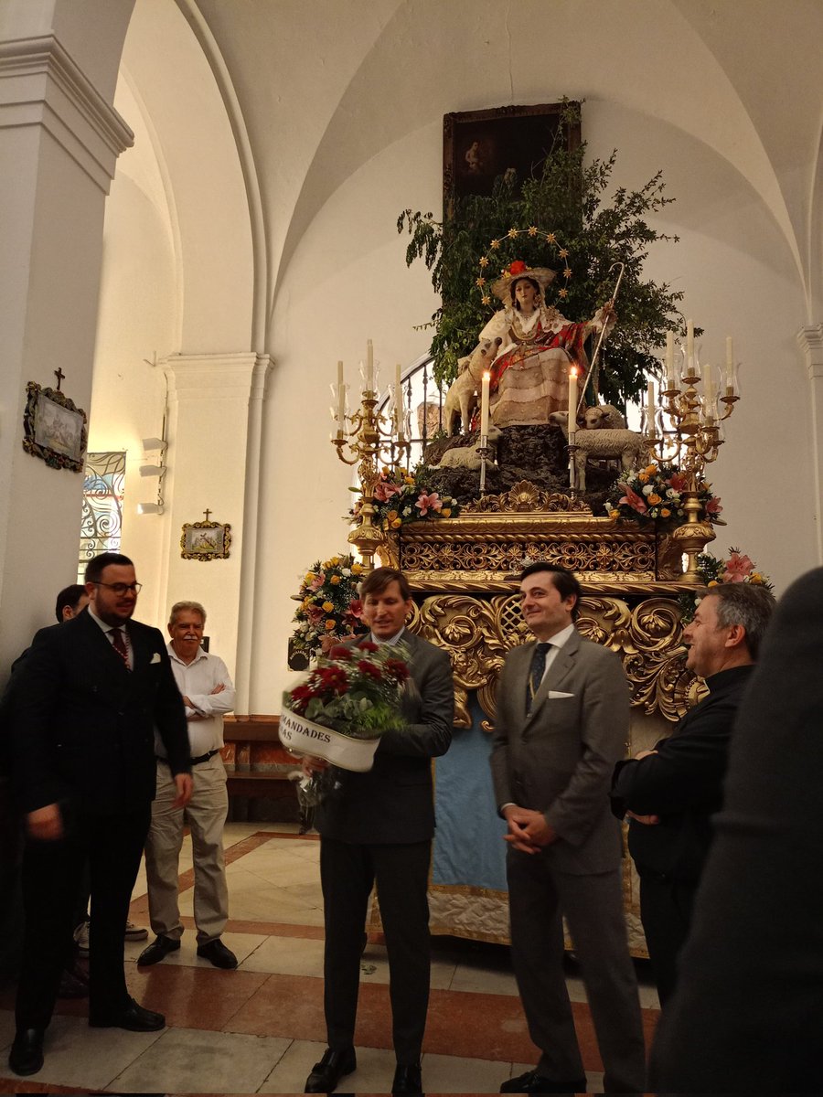 sacramentaldh's tweet photo. Ayer, tras la conclusión de la Solemne Función Principal de Instituto tuvimos la visita del @consejoHdesDH al cual le agradecemos su presencia, así como al resto de hermandades que acudieron. https://t.co/1AIeNivYNp