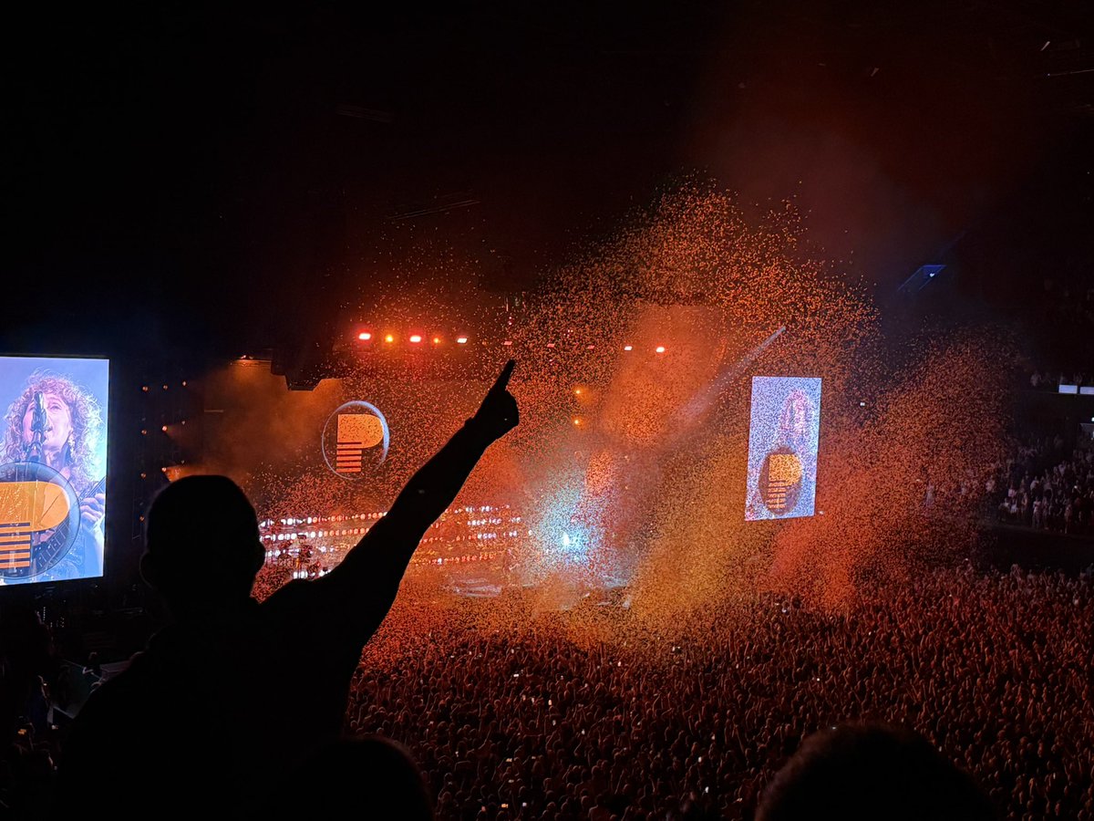 LostSoul_GLR's tweet photo. GREAT evening watching Pulp 💜 /// https://t.co/FWsaUtmMRw