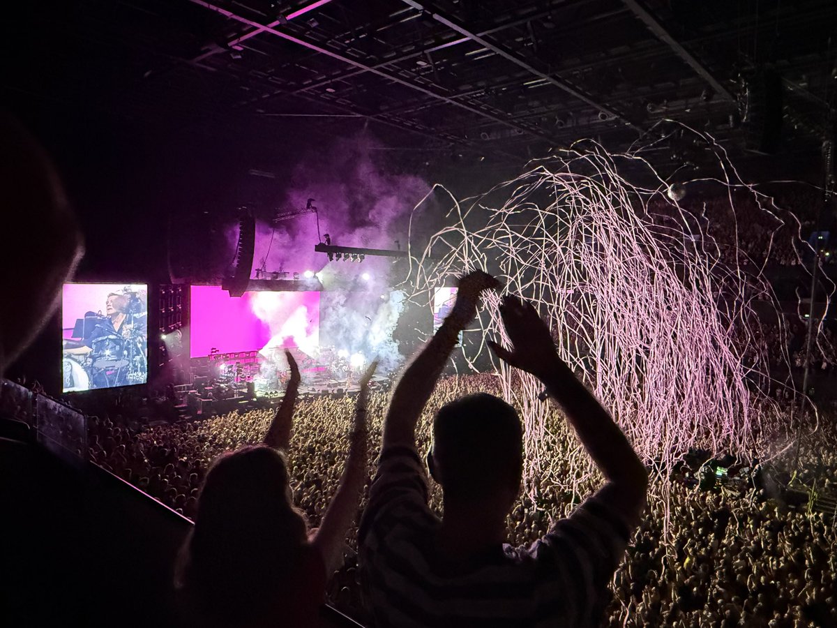 LostSoul_GLR's tweet photo. GREAT evening watching Pulp 💜 /// https://t.co/FWsaUtmMRw