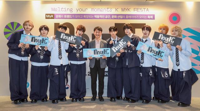 1998_Beans's tweet image. AHOF members taking a commemorative photo with Vice Minister Yong Hoseong on the 19th. 
[Photo credit to the Ministry of Culture, Sports and Tourism]

@AHOF_official
#AHOF #아홉
#WHOWEARE