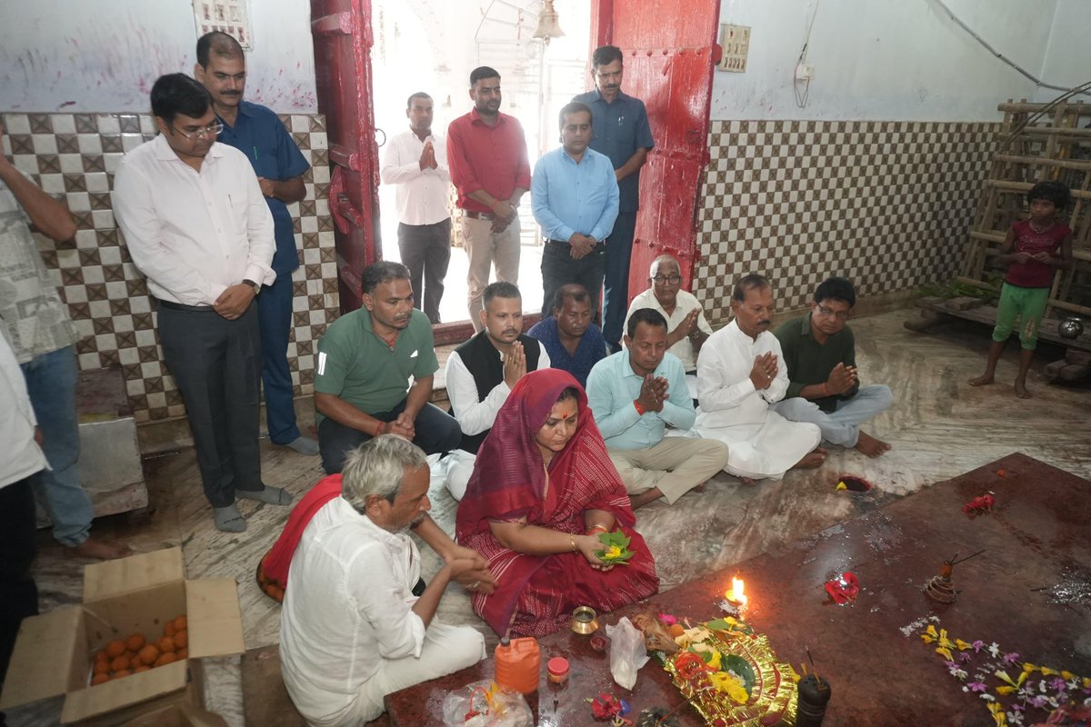 DipikaPS's tweet photo. आज अपने जन्मदिन के पावन अवसर पर महागामा स्थित दुर्गा मंदिर और पंचमुखी हनुमान मंदिर में पूजा-अर्चना कर माँ दुर्गा और प्रभु बजरंगबली का आशीर्वाद लिया।

ईश्वर से प्रार्थना है कि हर घर में सुख और समृद्धि का वास हो, हर जीवन में शांति और प्रेम बना रहे, और हर मन में आशा और विश्वास की लौ जलती रहे।

झारखंड की जनता सदैव उन्नति, सौहार्द और खुशहाली की ओर अग्रसर हो — यही मेरी सच्ची कामना है। आप सभी के स्नेह, आशीर्वाद और शुभकामनाओं ने इस दिन को और भी विशेष बना दिया। हृदय से आभार।