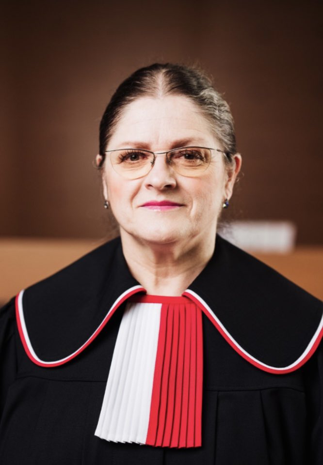 Jako sędzia polskiego Trybunału Konstytucyjnego ślubowałam wobec Prezydenta RP 
SŁUŹYC WIERNIE NARODOWI I STAĆ NA STRAŻY KONSTYTUCJI.
Nie mogę więc dłużej milczeć wobec podważania woli  polskiego Narodu wyrażonej w wyborach 1 VI. 

WZYWAM wszystkich do poszanowania konstytucji!