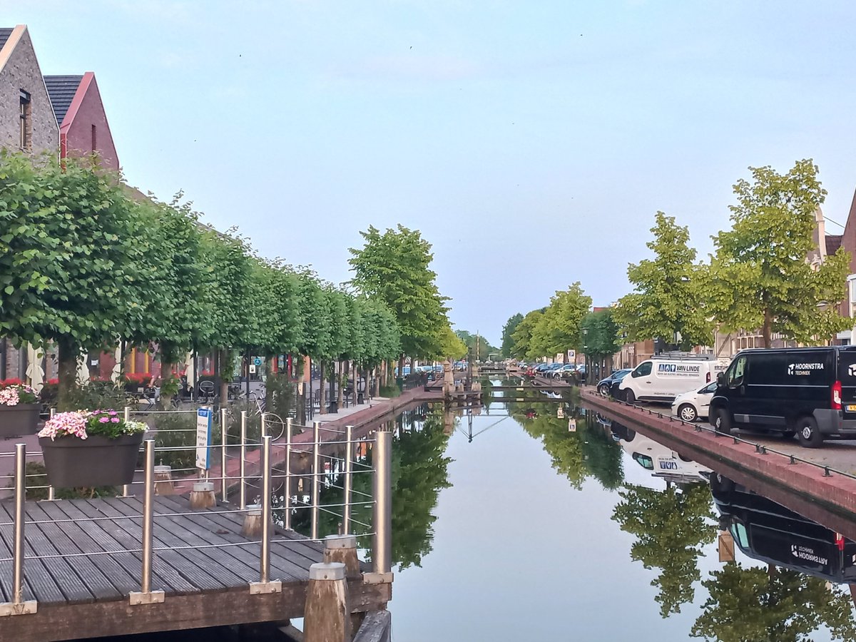 Goedemorgen, iedereen een hele mooie zomerse zondag gewenst. Geniet er van. Het is hier nog vrijwel windstil. De vaart gedraagt zich als een spiegel.