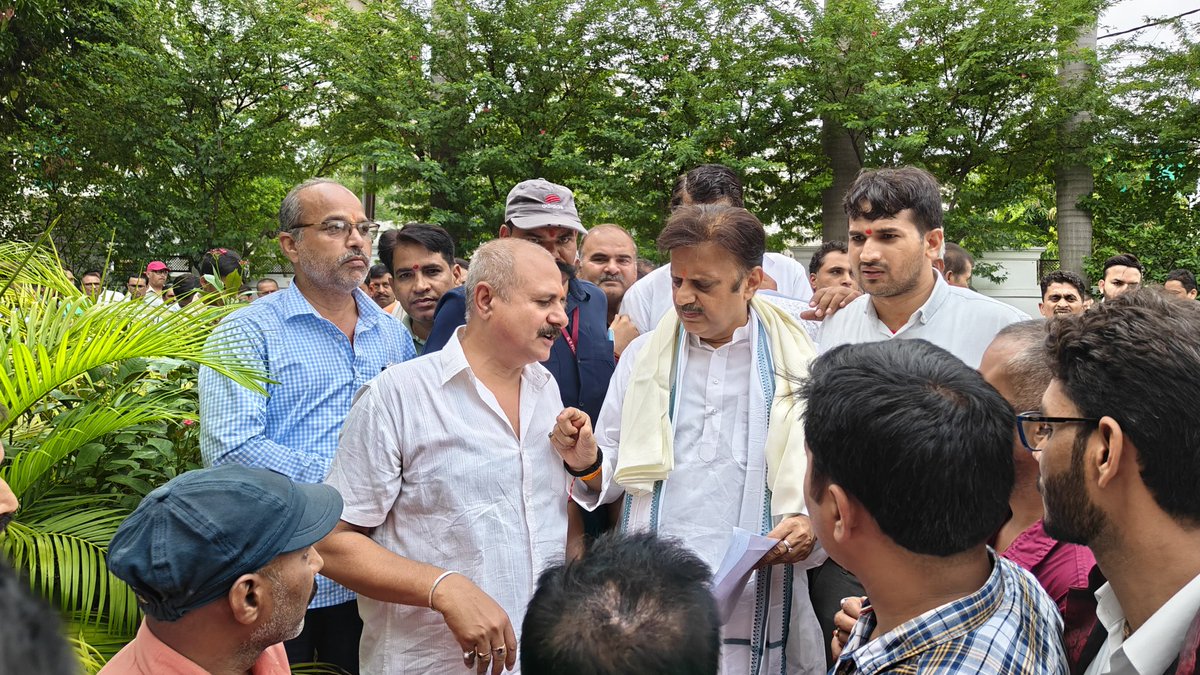 rshuklabjp's tweet photo. आज रीवा स्थित निज निवास पर स्थानीय जनों से भेंट एवं संवाद के क्रम में उनके सुझावों तथा समस्याओं को सुना।

तदोपरांत संबद्ध स्टाफ को समस्याओं पर यथोचित कार्रवाई कर उनके निराकरण हेतु निर्देशित किया। https://t.co/DkHrQKPfR0