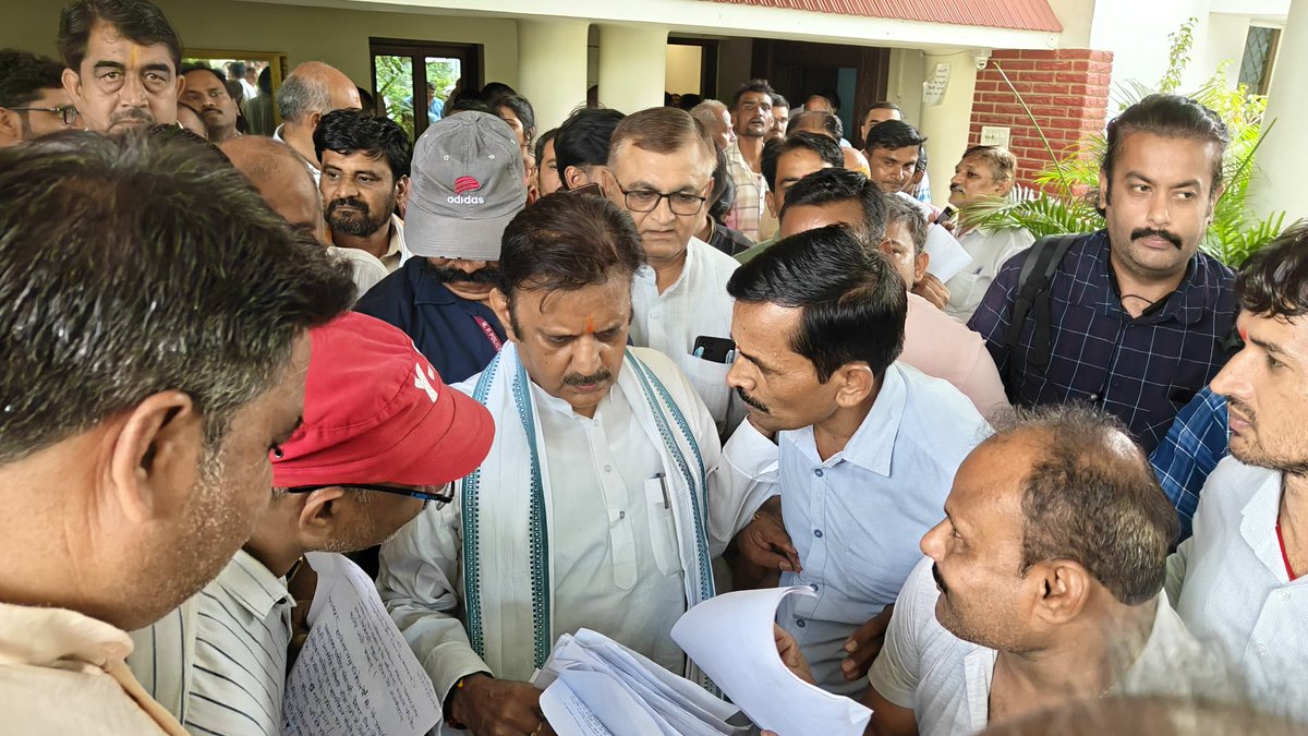 rshuklabjp's tweet photo. आज रीवा स्थित निज निवास पर स्थानीय जनों से भेंट एवं संवाद के क्रम में उनके सुझावों तथा समस्याओं को सुना।

तदोपरांत संबद्ध स्टाफ को समस्याओं पर यथोचित कार्रवाई कर उनके निराकरण हेतु निर्देशित किया। https://t.co/DkHrQKPfR0