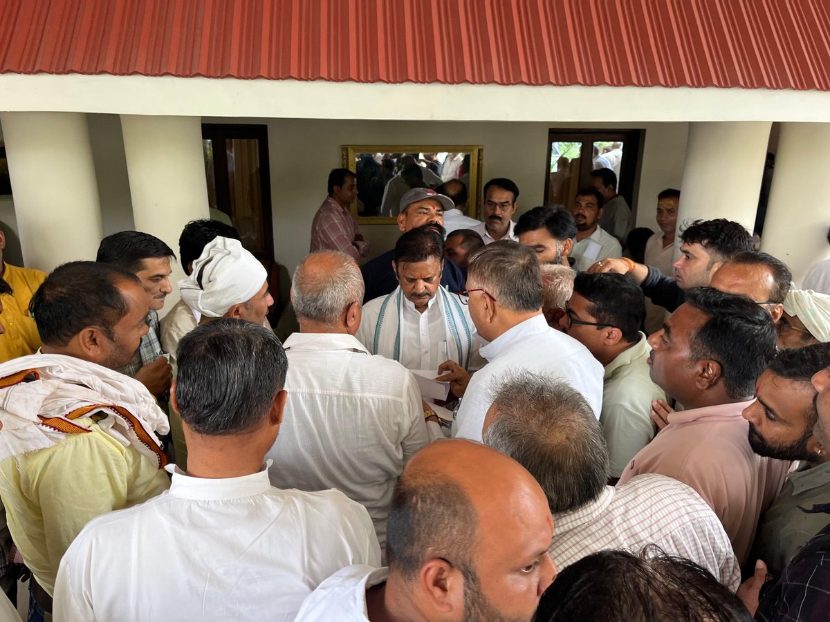 rshuklabjp's tweet photo. आज रीवा स्थित निज निवास पर स्थानीय जनों से भेंट एवं संवाद के क्रम में उनके सुझावों तथा समस्याओं को सुना।

तदोपरांत संबद्ध स्टाफ को समस्याओं पर यथोचित कार्रवाई कर उनके निराकरण हेतु निर्देशित किया। https://t.co/DkHrQKPfR0