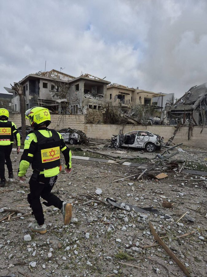 ferozwala's tweet image. #Breaking 
#i24 correspondent: Israeli security forces are investigating suspicions that #Iran used a #clusterbomb during the recent barrage on central cities.
x.com/ferozwala/stat… 
@qudsn #Iran #IRGC 
🚨Eyewitnesses to Quds Network confirm that Ben Gurion Airport in Lod was