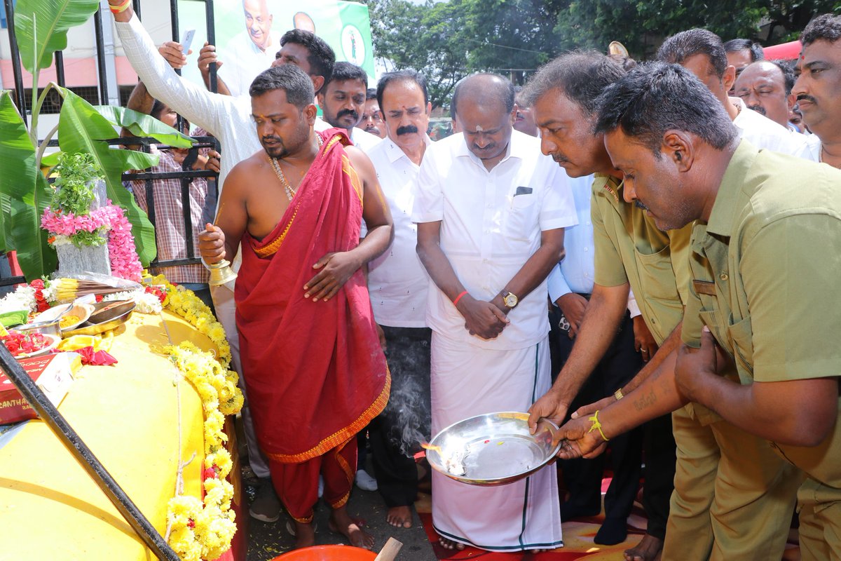 hd_kumaraswamy's tweet photo. ಮಂಡ್ಯ ನಗರದ ಸಂಜಯ ವೃತ್ತದಲ್ಲಿ ಸುಸಜ್ಜಿತ ಆಟೋ ನಿಲ್ದಾಣ ನಿರ್ಮಾಣ ಕಾಮಗಾರಿಗೆ ಆಟೋಚಾಲಕ ಬಂಧುಗಳೊಂದಿಗೆ ಸೇರಿ ಭೂಮಿಪೂಜೆ ನೆರವೇರಿಸಿದೆ.

ಗೌರವಾನ್ವಿತ ಮಾಜಿ ಪ್ರಧಾನಮಂತ್ರಿಗಳು ಹಾಗೂ ರಾಜ್ಯಸಭೆ ಸದಸ್ಯರೂ ಆಗಿರುವ ಶ್ರೀ @H_D_Devegowda ಅವರ ವ್ಯಾಪ್ತಿಯ ಹಾಗೂ ನನ್ನ ವ್ಯಾಪ್ತಿಗೆ ಬರುವ ಸ್ಥಳೀಯ ಪ್ರದೇಶಾಭಿವೃದ್ಧಿ ನಿಧಿ ಅನುದಾನದಲ್ಲಿ ಈ ಆಟೋ ನಿಲ್ದಾಣವು ನಿರ್ಮಾಣವಾಗುತ್ತಿದೆ.
#ಮಂಡ್ಯ