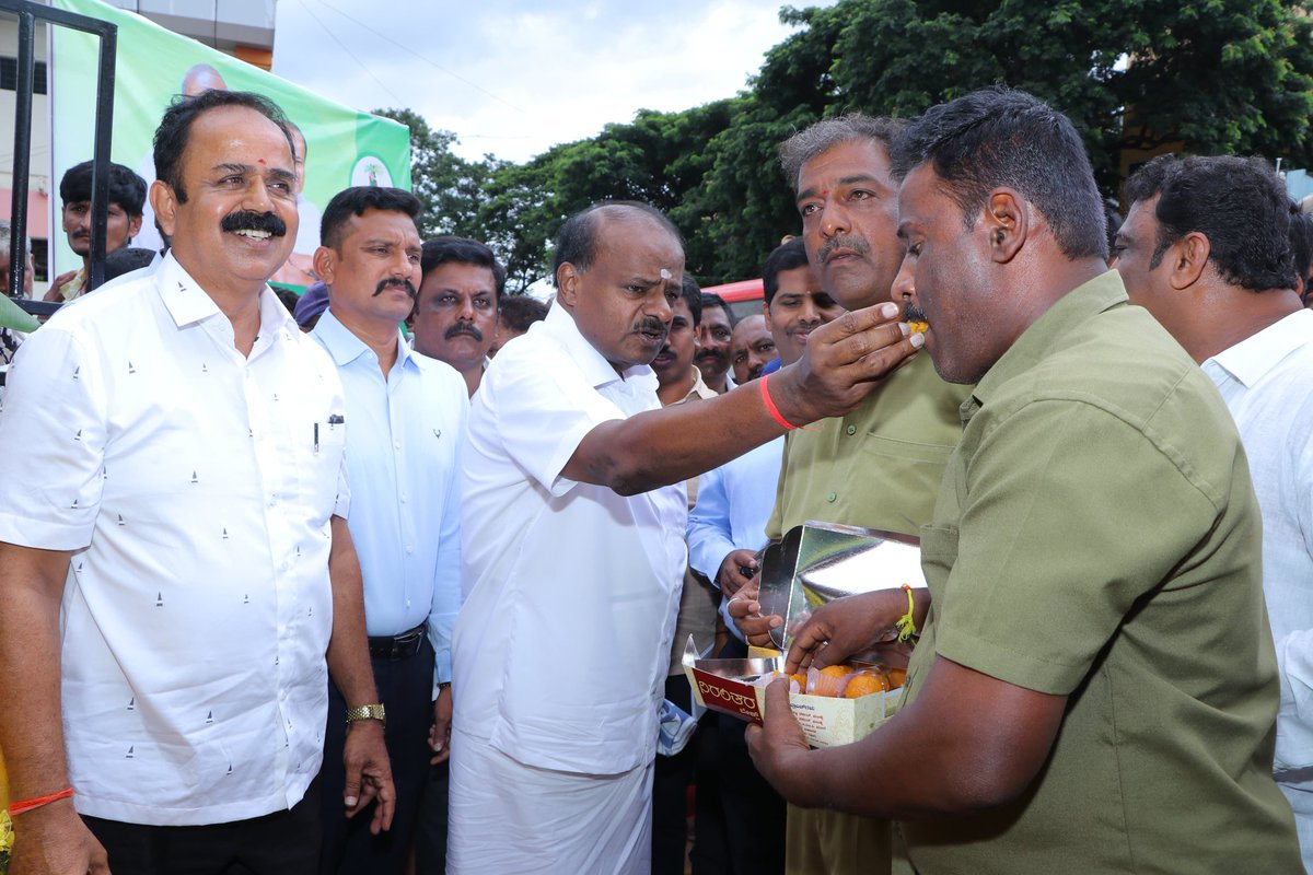 hd_kumaraswamy's tweet photo. ಮಂಡ್ಯ ನಗರದ ಸಂಜಯ ವೃತ್ತದಲ್ಲಿ ಸುಸಜ್ಜಿತ ಆಟೋ ನಿಲ್ದಾಣ ನಿರ್ಮಾಣ ಕಾಮಗಾರಿಗೆ ಆಟೋಚಾಲಕ ಬಂಧುಗಳೊಂದಿಗೆ ಸೇರಿ ಭೂಮಿಪೂಜೆ ನೆರವೇರಿಸಿದೆ.

ಗೌರವಾನ್ವಿತ ಮಾಜಿ ಪ್ರಧಾನಮಂತ್ರಿಗಳು ಹಾಗೂ ರಾಜ್ಯಸಭೆ ಸದಸ್ಯರೂ ಆಗಿರುವ ಶ್ರೀ @H_D_Devegowda ಅವರ ವ್ಯಾಪ್ತಿಯ ಹಾಗೂ ನನ್ನ ವ್ಯಾಪ್ತಿಗೆ ಬರುವ ಸ್ಥಳೀಯ ಪ್ರದೇಶಾಭಿವೃದ್ಧಿ ನಿಧಿ ಅನುದಾನದಲ್ಲಿ ಈ ಆಟೋ ನಿಲ್ದಾಣವು ನಿರ್ಮಾಣವಾಗುತ್ತಿದೆ.
#ಮಂಡ್ಯ