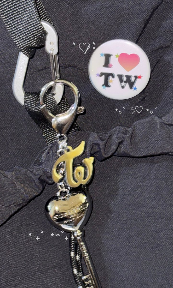 핀버튼 실물 착용샷 입니다. 
사이즈 원형 33mm*33mm
 유광재질입니다.